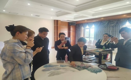 18.旅馆公司沙画艺术培训现场_副本.jpg