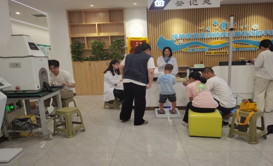 15.医疗公司“科学评估，助力生长”儿童义诊活动现场_副本.jpg